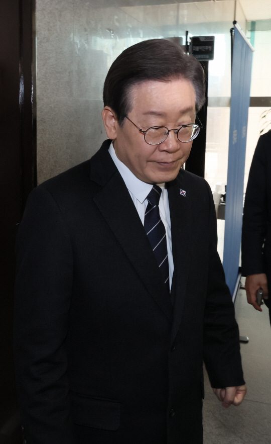 이재명 더불어민주당 23일 국회 당대표회의실에서 단식농성 중인 노웅래 의원을 면담한 뒤 나서고 있다.<연합뉴스>